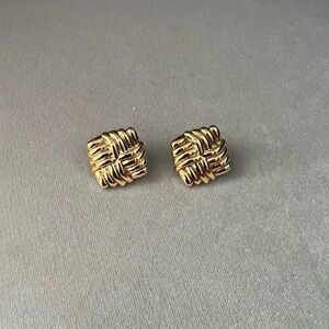 Heaven Mayhem’s Wind Earrings (Gold)